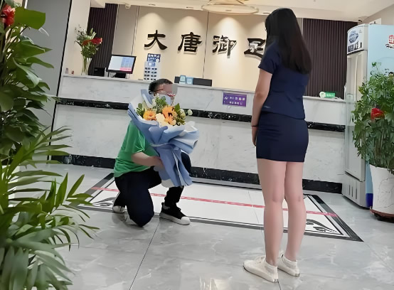 丈夫婚内出轨洗脚妹，员工发现向老板汇报