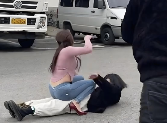 女子出轨当街被原配掐大腿，场面惨不忍睹